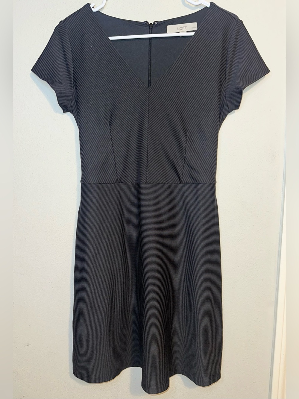 LOFT Gray V-Neck Short Sleeve Dress